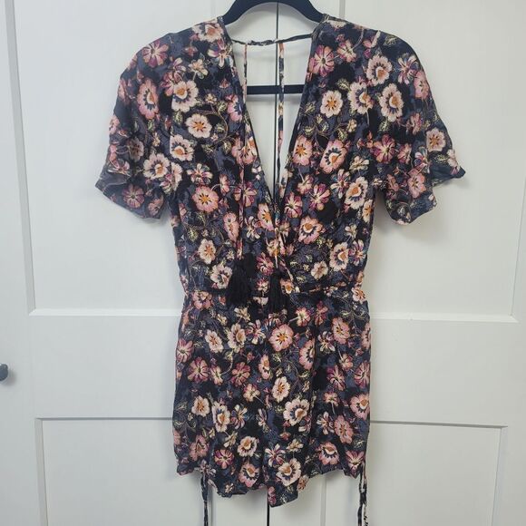 Band Of Gypsies Chic Floral V-Neck Playsuit, Small - Picture 7 of 9